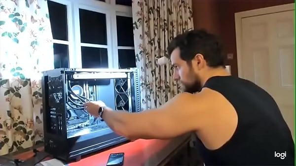 Henry Cavill le entra duro a la armada de una PC Gamer