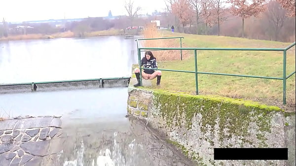 Nonton Canal Peeing thumbnail