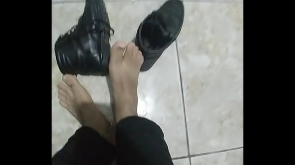 Tirando os coturnos com chulé