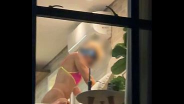 MARIDO CHEGOU MAIS CEDO E VIU A ESPOSA PELA JANELA 