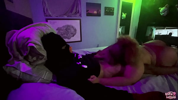 Novinho maloqueiro recebendo garganta profunda ate lambuzar trans nerdinha chubby