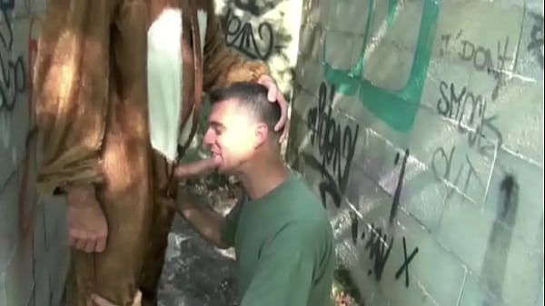 Le Chassuer Bais&eacute; Par Un Mec D&eacute;fuis&eacute; En Ours En Foret thumbnail