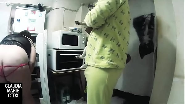 Play MP4 - Una peque&ntilde;a polla antes de irse a la cama