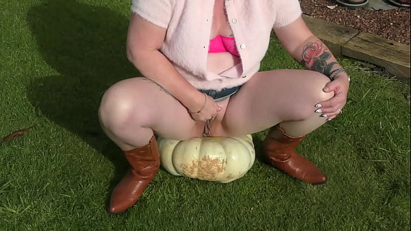 Play MP4 - Kiwi trashy MILF uses massive pumpkin as a toilet seat in the back yard