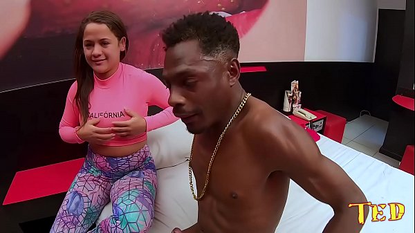 Play MP4 - Paola Gurgel ensina como dar o rabo e Bruna Lancaster mostra como fazer ela gozar - Higor Negrao