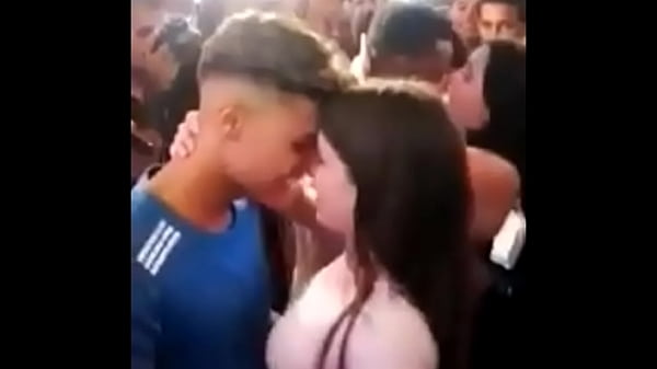 EXTRANJERAS PERREANDO EN PUBLICO 