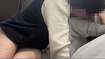 Flaca horny de 18 a&ntilde;os seduce al pervertido de su padrastro para cabalgarlo hasta el orgasmo