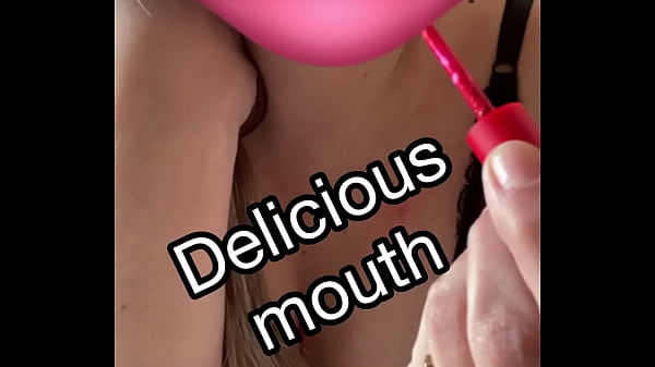 Milf Gostosa Mostrando A Boca Gostosa. thumbnail