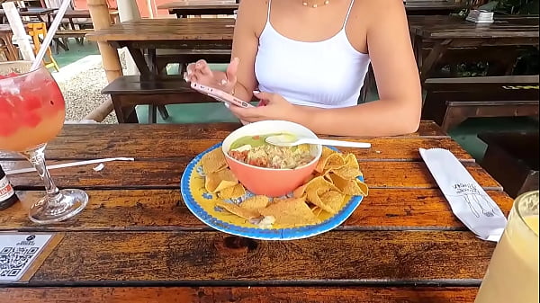 INVITO A LA_DE TINDER A COMER Y AL FINAL LE_COBRO LACOMIDA_CON SU COÑO