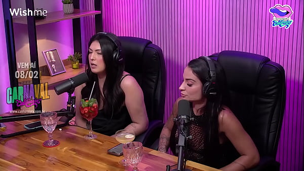 Play MP4 - Ela chupou a bucetinha da amiga no est&uacute;dio