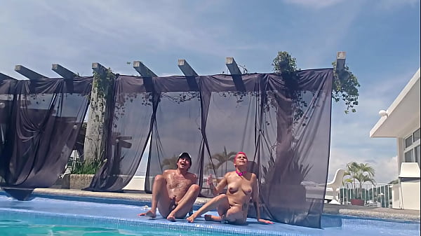 Play MP4 - Esto pasa cuando tu prima no lleva traje de ba&ntilde;o cuando va a la alberca