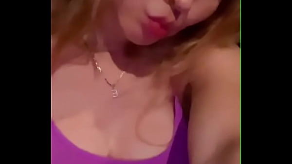 Mujer tetona y nalgona deseosa de verga y ayuda