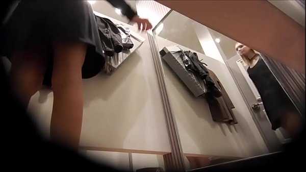 Dressing roomslenderblonde