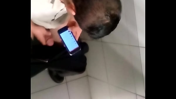 Play MP4 - mercaderista d laive se masturba en el ba&ntilde;o 4