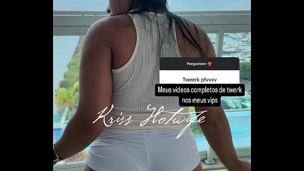 Nonton Married Girl Dances Tweerk thumbnail