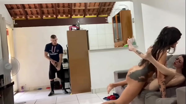 marido pega no flagra a namorada magrinha dando pra trans dotada, se junta a ela e os dois fodem a magrinha 