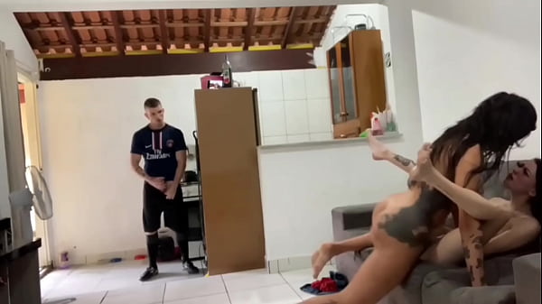 Play MP4 - marido pega no flagra a namorada magrinha dando pra trans dotada&comma; se junta a ela e os dois fodem a magrinha