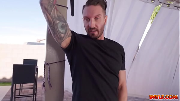 Play MP4 - 1mylf&period;com -Sarah Jessie catch her trainors hungry eyes staring at her