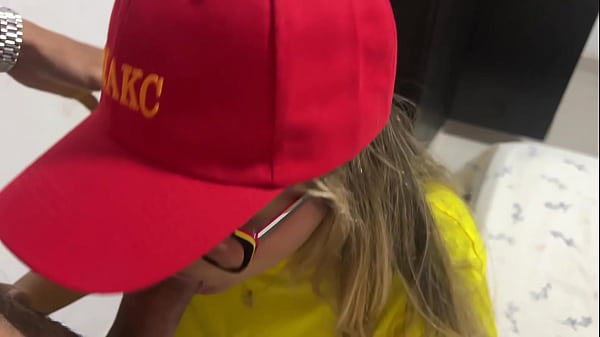 Entrega tard&iacute;a con propina la mensajera paga con su co&ntilde;o 