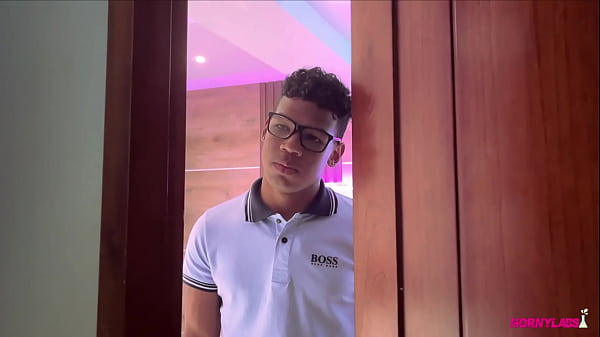 Play MP4 - El estaba ansioso de darle una sorpresa a su novia pero el sorprendido fue &eacute;l y as&iacute; es como "Muere un rom&aacute;ntico y nace un putero"&lpar;COMPLETO EN RED&rpar;&comma; no se pierdan el capitulo 1 del Multiverso Hornylabs -  Kassandra Miller