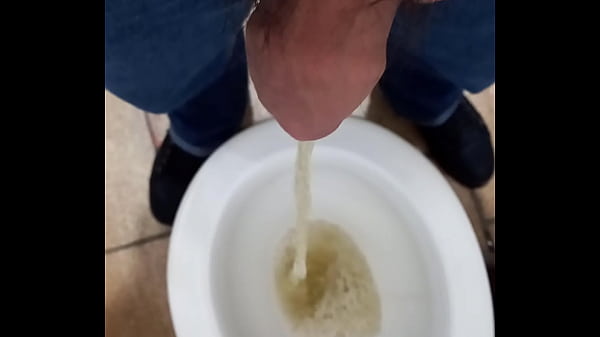 Mijada no banheiro pú_blico