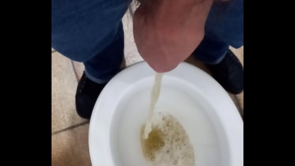 Play MP4 - Mijada no banheiro p&uacute;blico