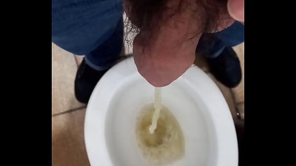 Mijada no banheiro p&uacute_blico video thumbnail