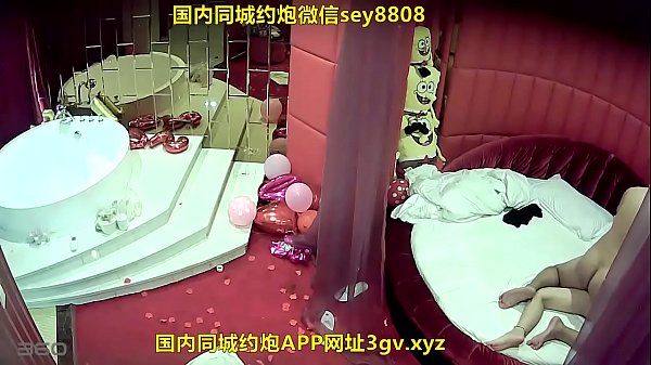 貌似刚开完趴的胖哥真会玩让女友穿着骑在上面啪啪