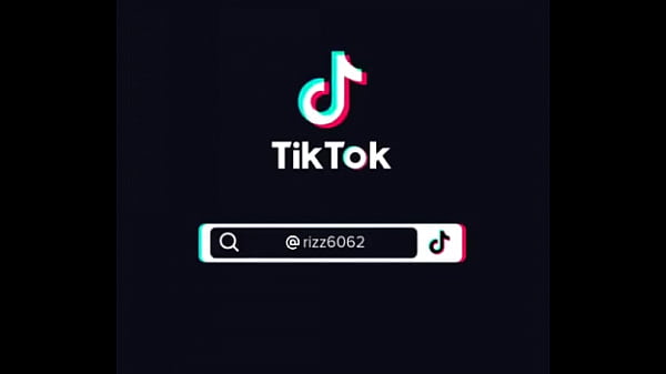 Mina de tik tok moviendo las tetas