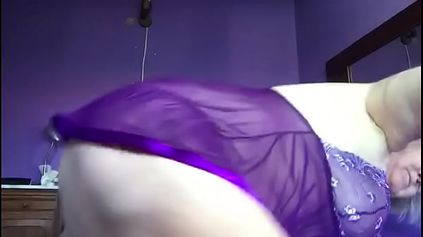 Play MP4 - Oma neukt kut vanachter  met komkommer