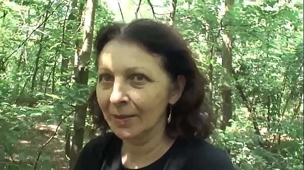 Scopo la figa pelosa e bagnata di questa calda nonna con piccole tette naturali finch&eacute; non le squirto addosso