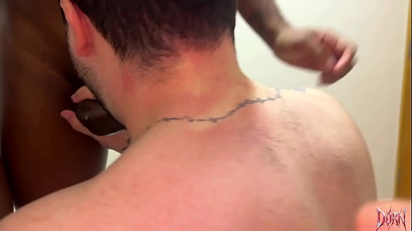 Bundinha branca sendo destru&iacute;da por duas picas gigantes (COMPLETO NO RED) 