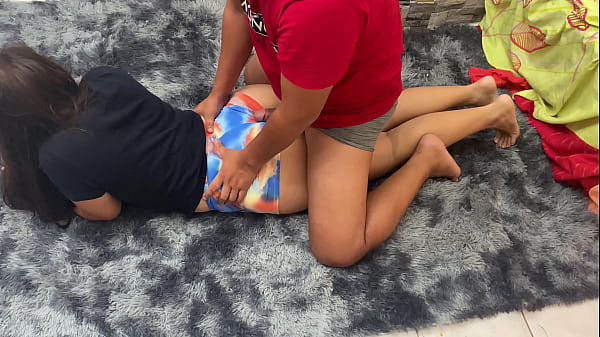 Me masturbo con un calz&oacute;n de mi hermanastra y tengo la suerte de terminar follando su culo y llen&aacute;ndolo de semen