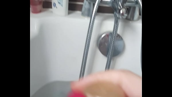 La ma&icirc;tresse est dans son bain suite en vid&eacute;o &agrave; l unit&eacute; quand la 