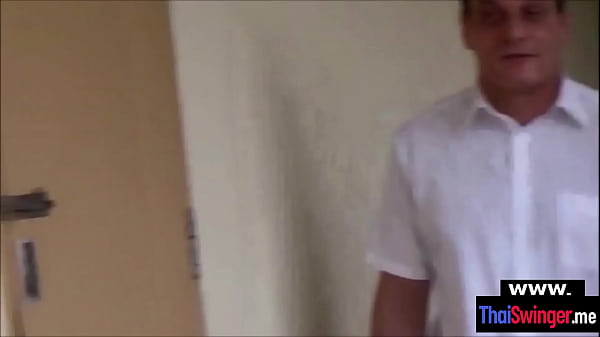 This dude and his Thai neighbour chick are veryclose