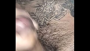 Pau peludo nas bolas pika grande gozando bem gostoso um gozo grosso em câ_mera lenta da pra ver o leite saindo bastante da cabecinha rosadinha deliciosa essa pika assista até_ o final você_ vai goza muito gostoso com esse bruxo.