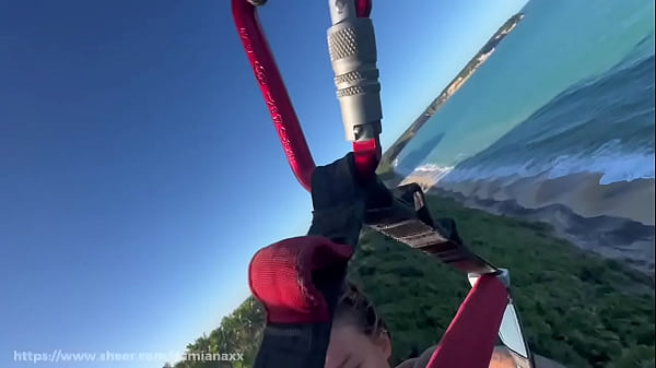 Pura Adrenalina! Depois Pular De Parapente E Fazer Um Boquete Gostoso No Ar, Terminamos Gozando Na Areia Da Praia thumbnail