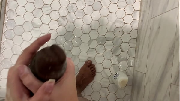 Play MP4 - Stepsister joins stepbrother in shower and gives him a hand