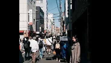 Nonton 一個在街上露出的變態女 thumbnail