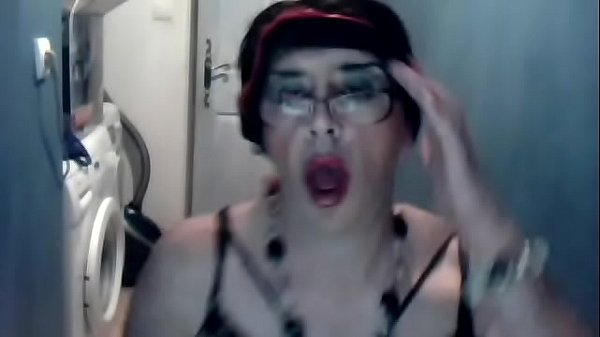 ELLE A UN VISAGE DE PUTE 