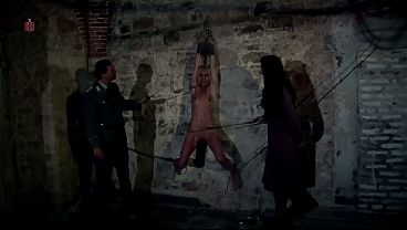 Nonton Mit Weit Gespreizten Beinen An Der Wand H&auml;ngend Wird Die Weibliche Gefangene Durch Peitschenhiebe In Erregung Versetzt (vorschau) thumbnail