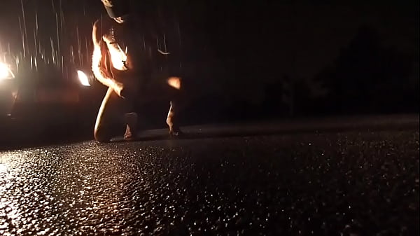 sous la pluie devant voiture nuit pluvieuse 