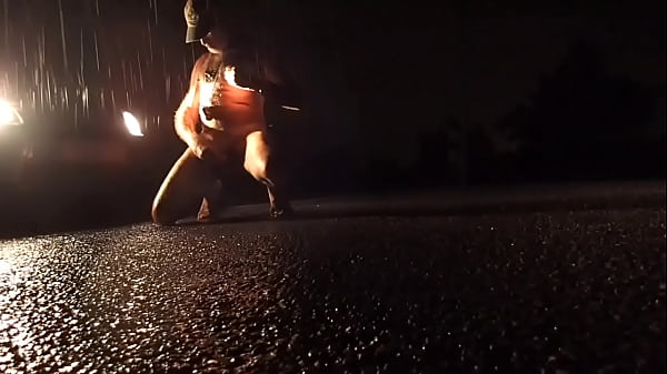 Play MP4 - exhib devant voyeurs en voiture un soir de pluie