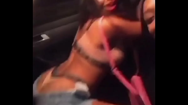 Moviendo el culo en el auto con mi amiga 