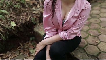 Big Ass asian in public place