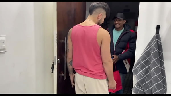 RECEBI UMA ENTREGA E PEDI PRO ENTREGADOR SUBIR. ELE ME COMEU COMO PAGAMENTO E AINDA ME DEU LEITE NA BOCA. - FREE 