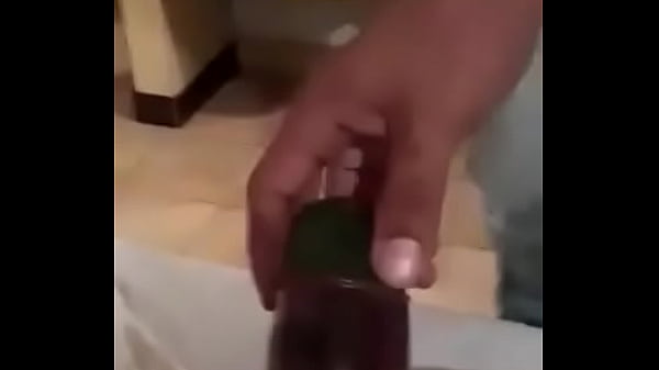 Ninf&oacute;mana es calmada con pepino 