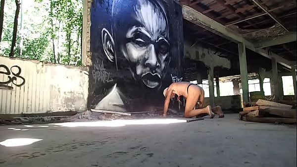 bdsm seul dans_un hangar publique abandonné