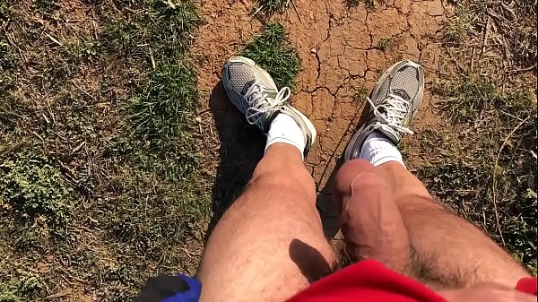 Play MP4 - Polla en el campo escondida queriendo salir