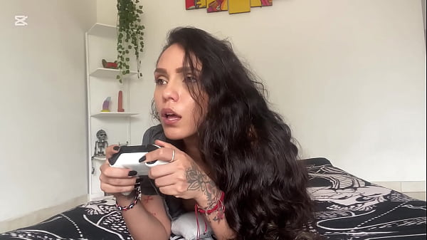 Mi hermanastratraviesa me quita la Xbox así_que la follo en_lugar deseguir_jugando_PORNO ENESPAÑOL